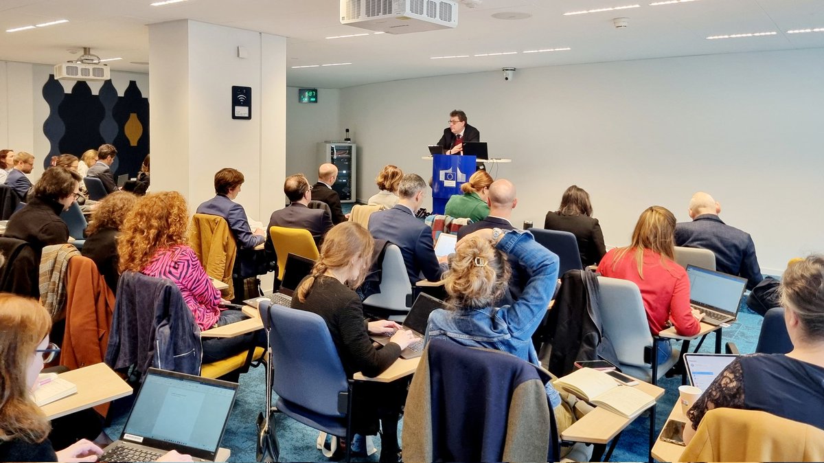 IHEE_Institut's tweet photo. Quels sont les principaux #défis de l’#ue en matière énergétique #greendeal et défi de la #transitionenergetique ?
Question traitée @PierreSchel, Directeur stratégie et coordination de la politique de l’énergie à la #DGENER.
#climat #energie https://t.co/qac8dBasrM