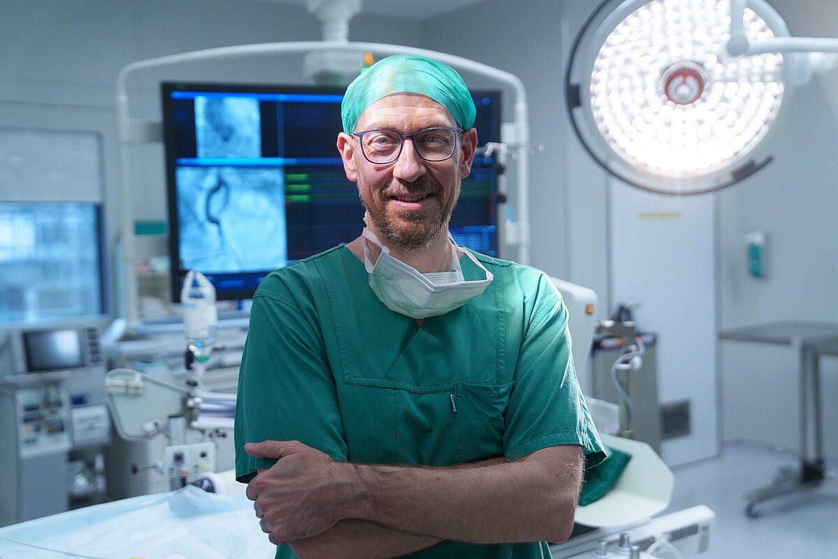 „Hervorragende Leistungen in Forschung und Lehre“ 👏 Sebastian Spethmann, stellvertretender Klinikdirektor der #DHZC-Kardiologie am CCM, ist zum außerplanmäßigen #Professor ernannt worden – herzlichen Glückwunsch! 👉 lmy.de/JvPO @seb_spethmann @ChariteBerlin