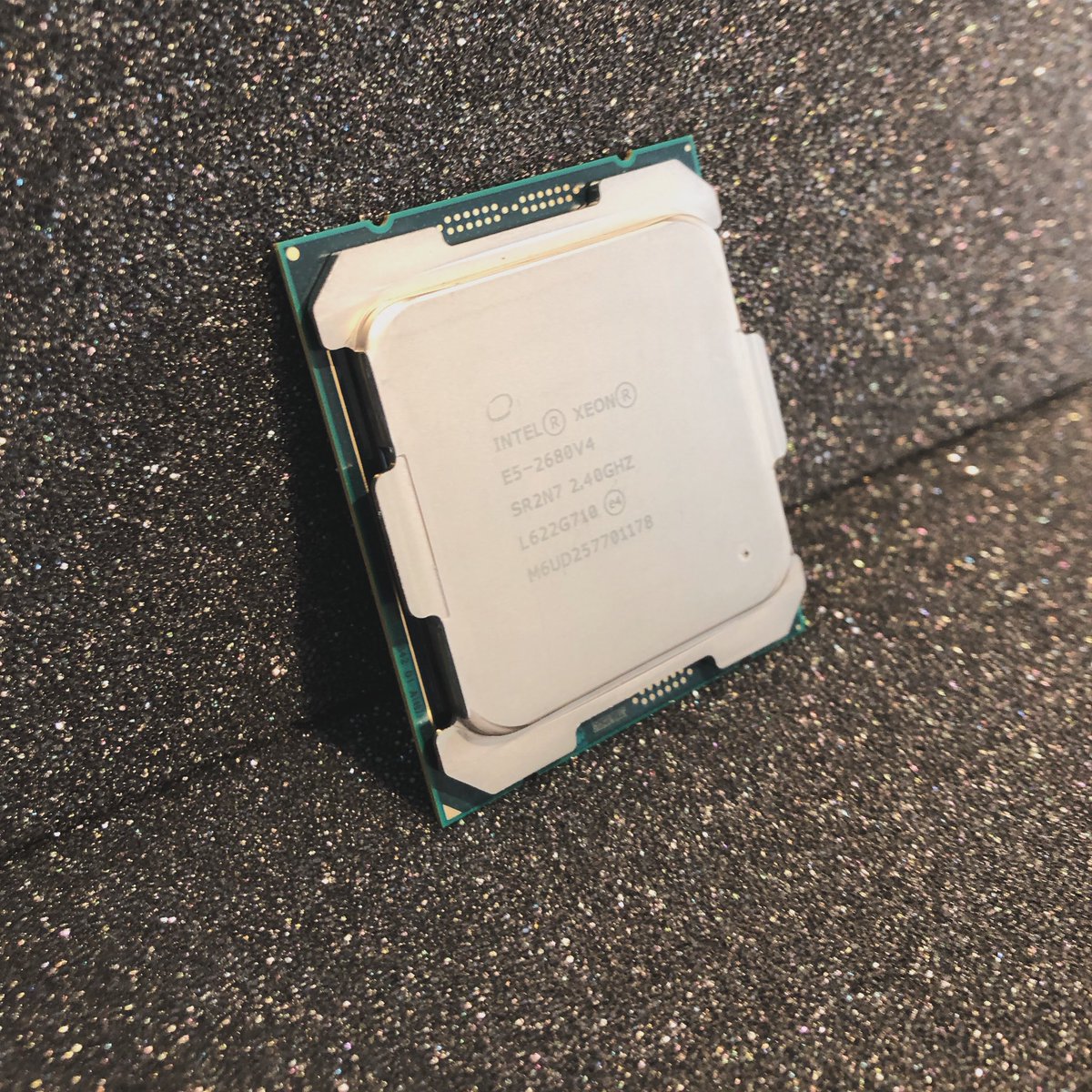 Die CPU, ist das Gehirn des Computers oder wie in diesem Fall, des Servers. 🧠
Hier haben wir eine Intel Xeon E5-2680v4 CPU welche bald in einem #dedicatedserver ein neues Leben bekommt und dem Kunden Leistung und maximale Zuverlässigkeit für seine Projekte bieten wird. 💪