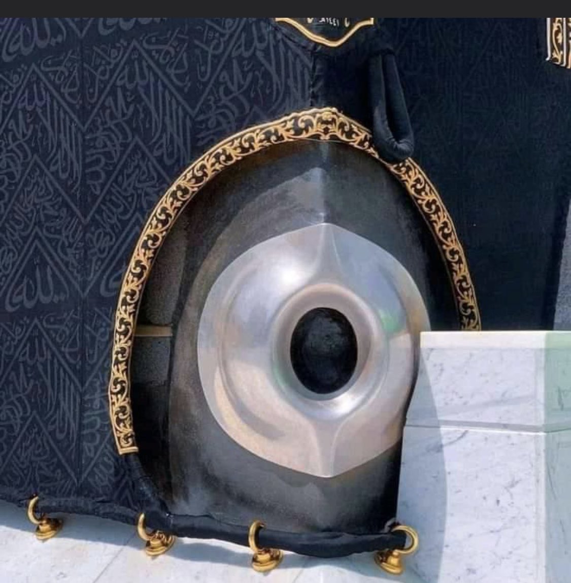 ﷽ 

وَسَارِعُوۡۤا اِلٰى مَغۡفِرَةٍ مِّنۡ رَّبِّكُمۡ وَجَنَّةٍ عَرۡضُهَا السَّمٰوٰتُ وَالۡاَرۡضُۙ اُعِدَّتۡ لِلۡمُتَّقِ.

او تاسو له یو بل نه تلوار كوئ هغه (مغفرت) بخښنې ته چې د خپل رب له جانبه ده او داسې جنت ته چې د هغه پلن والى د اسمانونو او د ځمكې (په اندازه) دى، د پرهېزګارانو