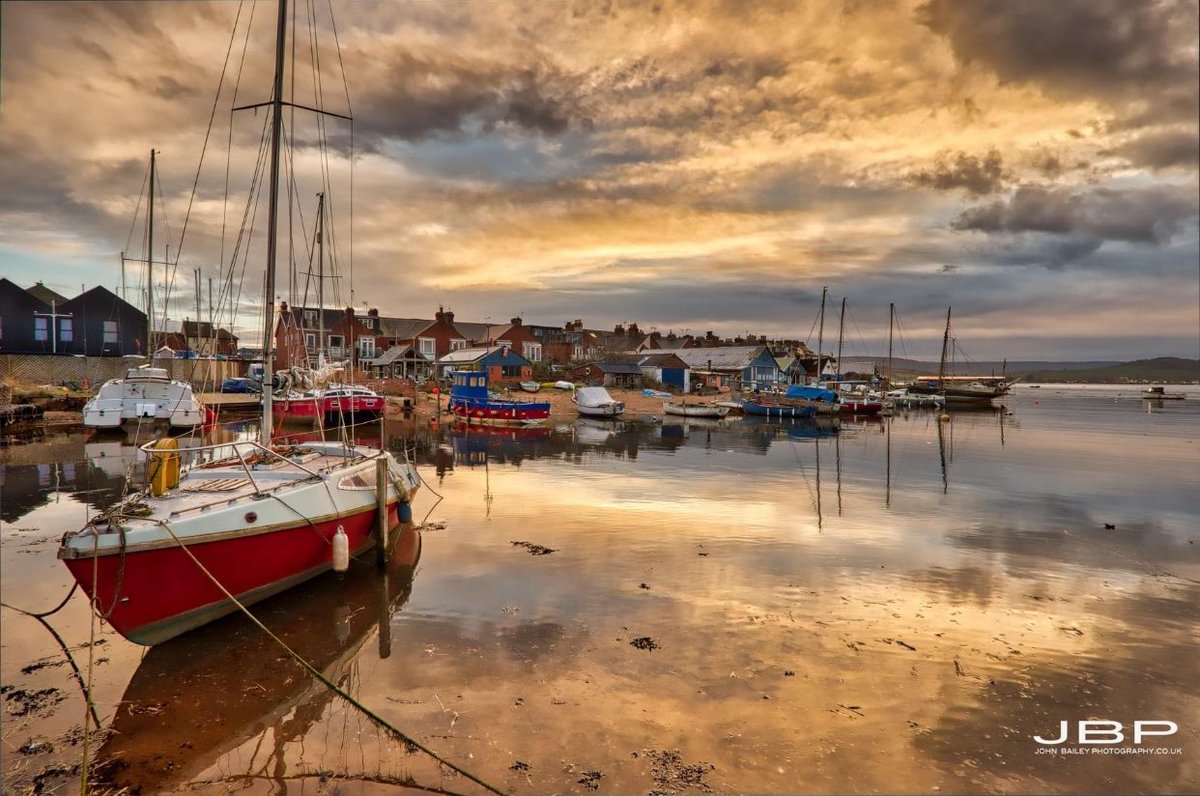 JBPhotos_UK's tweet photo. That’s more like it…
#morelikespring #springsunsetsky #ambersky #StormHour #PhotoHour #boat #sky #photography https://t.co/VYlXulViKc