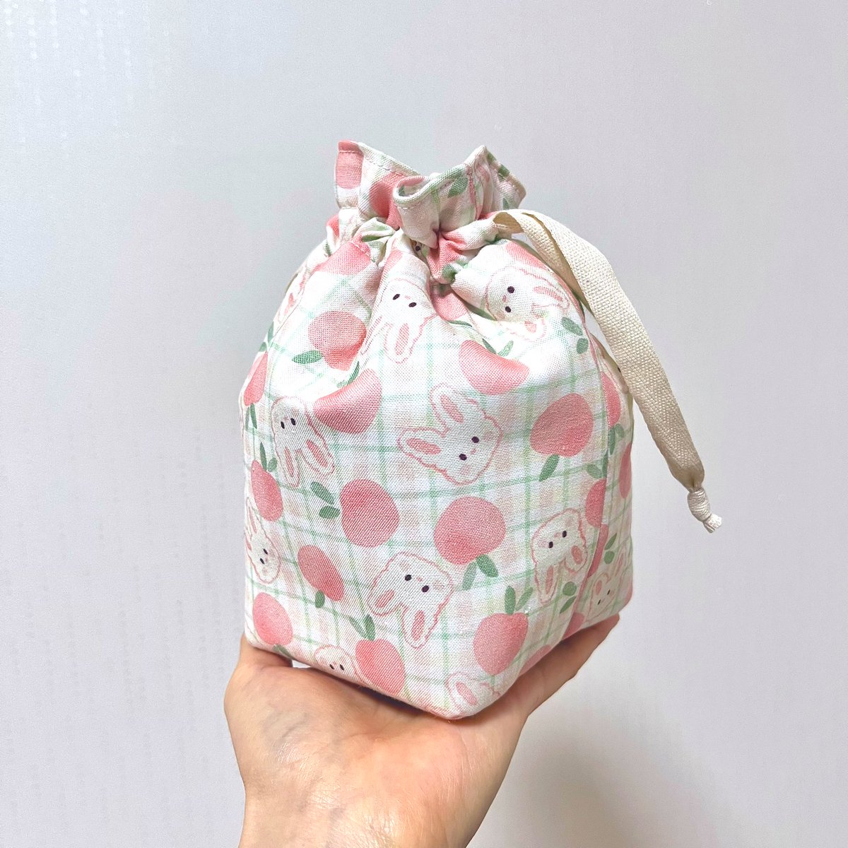 <a href="/seira_bjd/">seira</a> 
재교로 받은 헤드 파우치 샘플😍
넘 귀엽죠! 막 복숭아향기가 나는 것 같아요,,🍑🐰🍑🐰🍑
만듦새두 꼼꼼하고 각이 탄탄하게 잘 살아있는 고퀄 파우치 감사합니다🥰