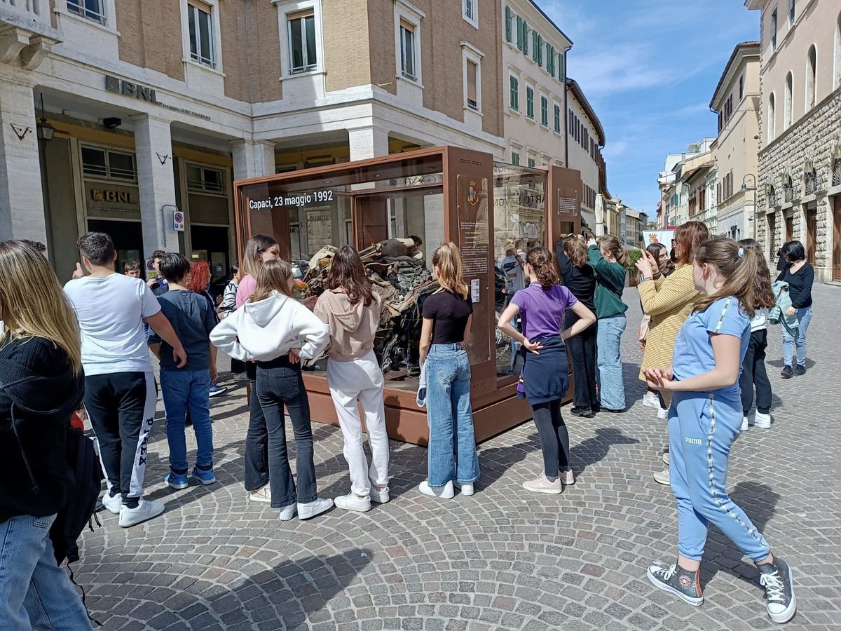 MedieChelli's tweet photo. Ieri mattina i ragazzi di #secondamedia con la Prof.ssa Lotti si sono recati in Piazza Duomo per vedere ciò che resta della #macchinadellascorta di #GiovanniFalcone, fatta saltare da #Cosanostra nel 1992 durante la #StragediCapaci

#attenzione #umanita #educazionecivica #legalita https://t.co/HAsYVXsViz