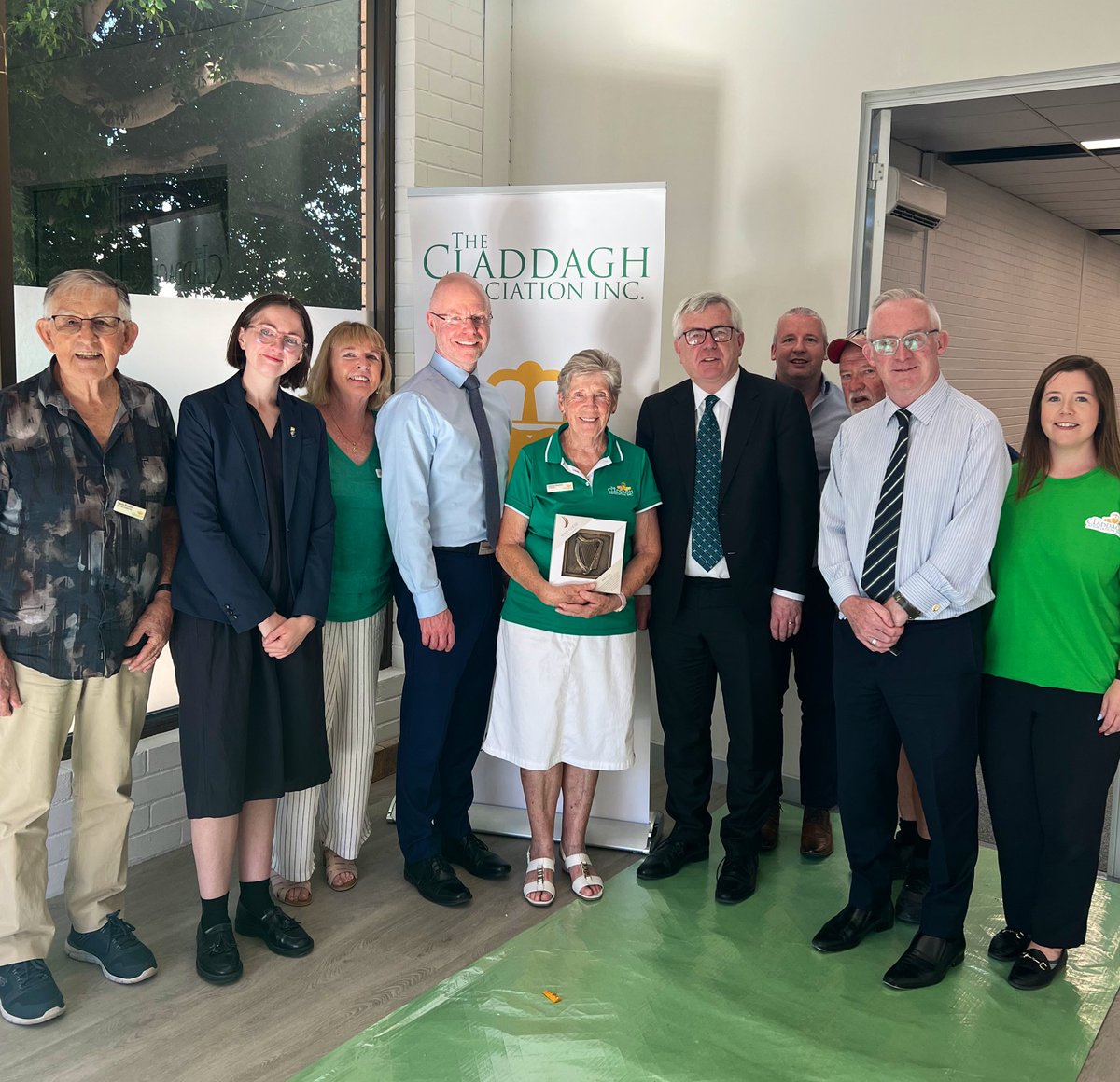An absolute pleasure as always to meet with @claddaghperth & discuss their vital role in supporting our citizens in Western Australia. We were joined by @DonnellyStephen who was briefed on the work of the association - and presented a house warming gift for the new premises! 🥰