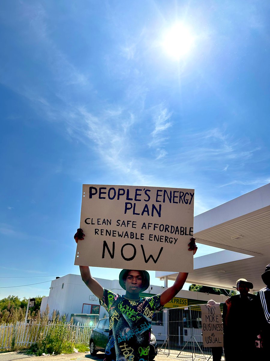 🌞Oh look, the sun came out to support local efforts to convince @GovernmentZA that renewable energy is within reach and access to clean, affordable electricity is achievable. Political will is needed to harness this bright shining source of power🤷🏿‍♀️ #PeoplesPower March: Soweto📍