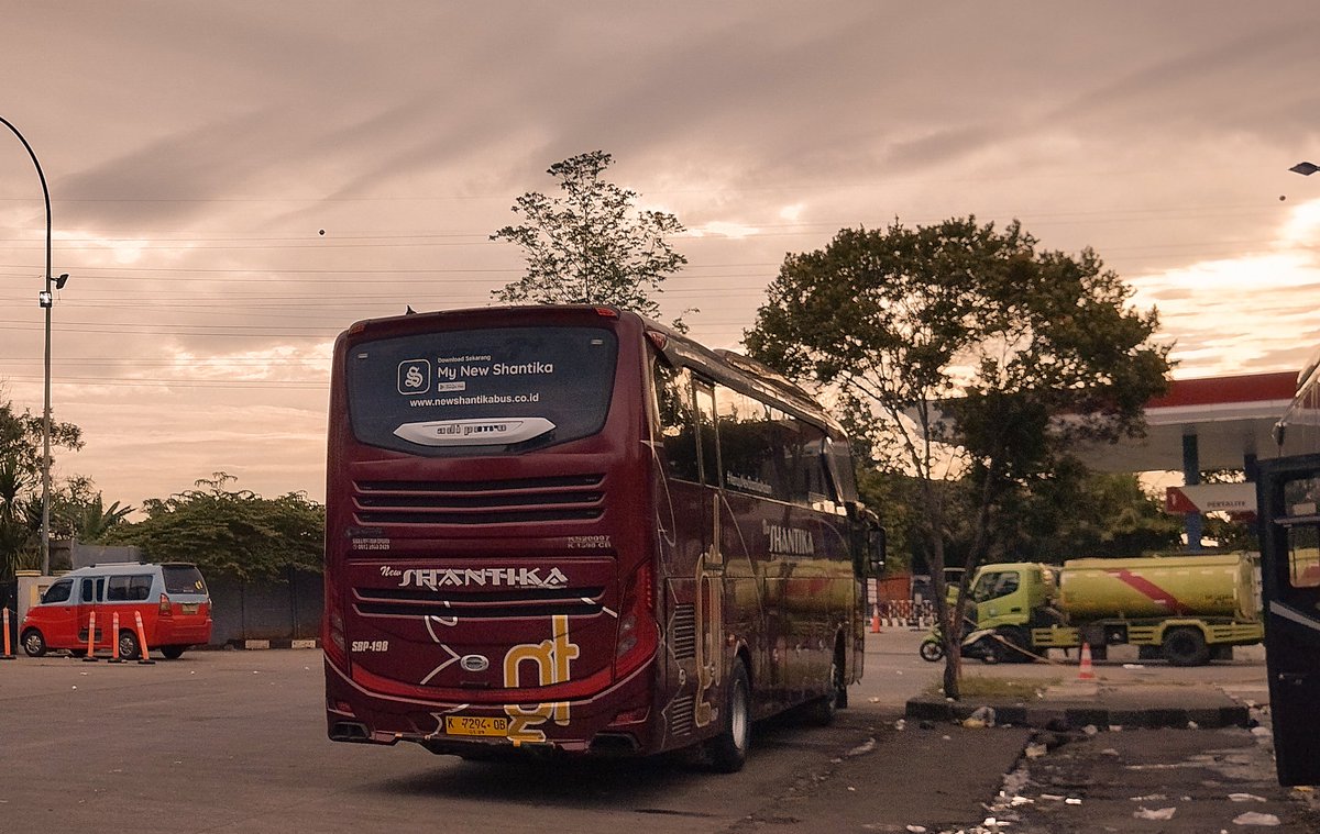 Belakangnya bus yg parkir di belakang
Ala² golden hour
@SukaFotoBis @BisKota_