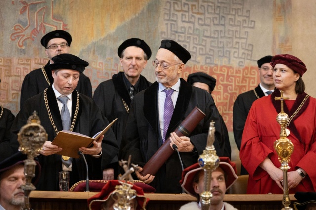 On March 19, Professor Paul Milgrom, a world-renowned economist, Nobel Prize laureate and former member of CERGE-EI’s Executive and Supervisory Committee (2015-2020), received the honorary scientific degree doctor honoris causa from Charles University. Congratulations!!!👍🏅🇺🇸