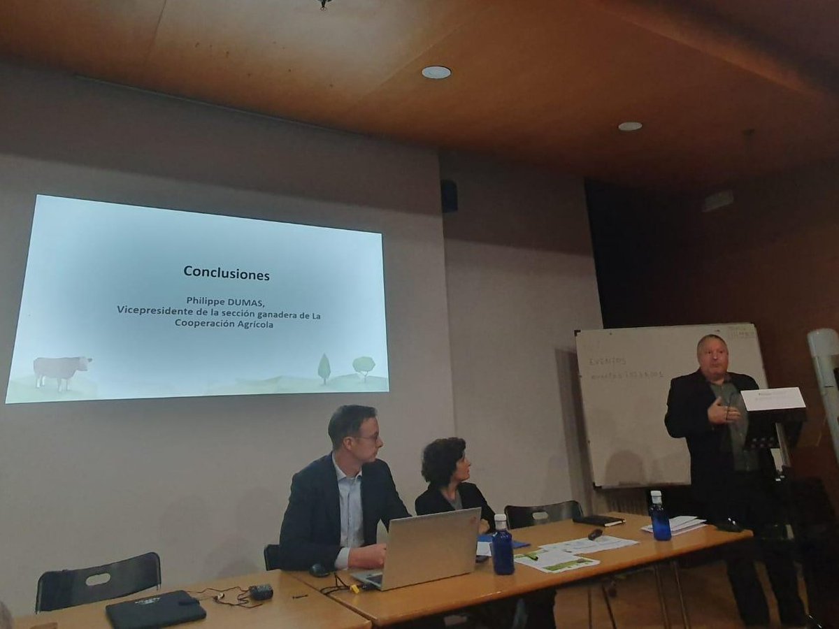 PoleAnimal_Coop's tweet photo. La semaine dernière se tenait à #Madrid les Rencontres 🇫🇷🇪🇸 du Bétail. L'occasion d'échanger avec nos homologues sur les maladies vectorielles et le #BEA dans une approche prospective de l'élevage 🐮🇪🇺.
@lacoopagricole y était représenté notamment par @PhilippeDUMAS42. https://t.co/Q0DVzxiOLR