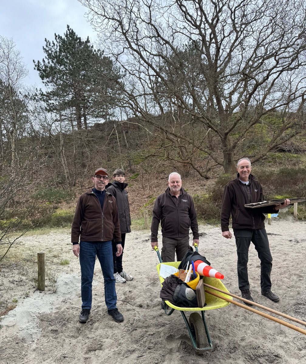 De vrijwilligers en stagiair zijn er klaar voor!! Ze gaan de naamplaatjes op de trap van de Brouwerskom bevestigen. <a href="/buitenfonds/">Buitenfonds</a>