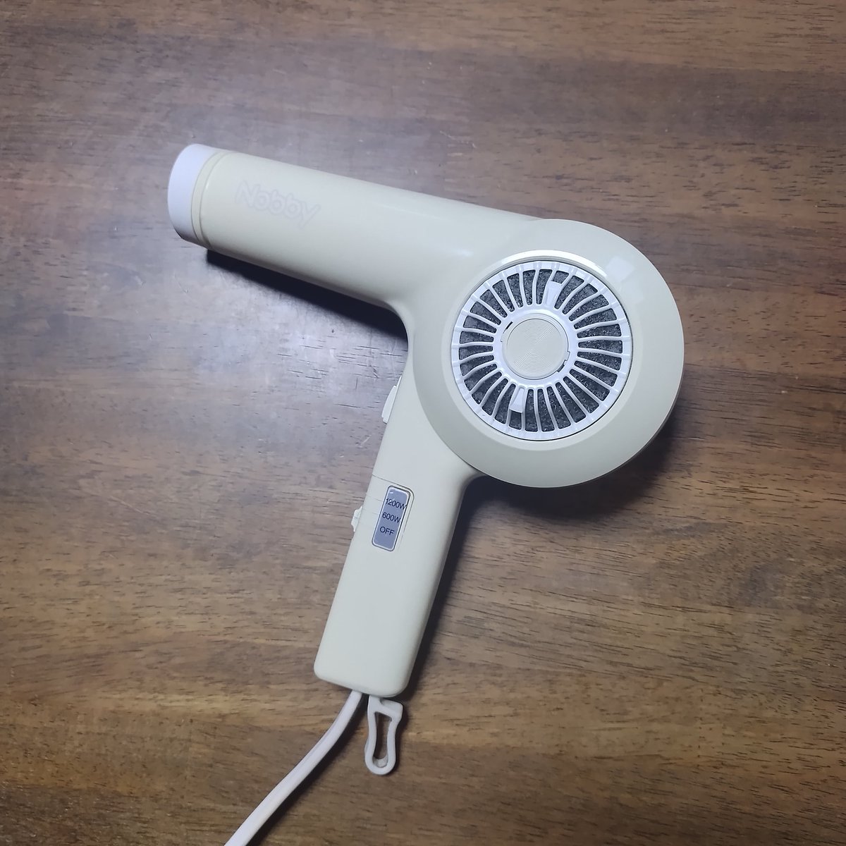 qJEI4x7uA2QGeWG's tweet image. 毎日使ってたノビーのドライヤー、
手元の線から火花散ってついに壊れた😇

何年前に買ったんだっけと思って
楽天市場の購入履歴を調べてみたら
買ったの2014年の6月だった

約4000円で買ったドライヤー、
毎日毎日使い続けて10年近くもったよ…
結構すごくない？🤔

#nobby #tescom #nb1902 #2014年製