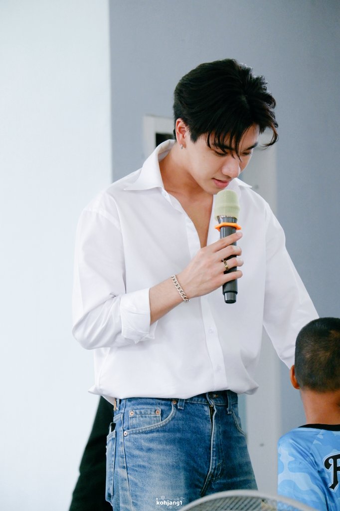 kohjang1's tweet photo. พี่เพิร์ธอ่อนโยนกับเด็กๆ มาก ชอบเล่นกับน้องๆ น่ารักสุดๆ อ่ะ 🖤

Happy Perth Day
#PERTHCharity23 
#KDPPE #PerthTanapon https://t.co/iiIHP0N5KC