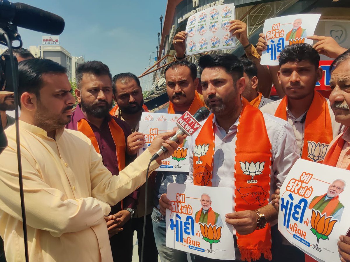 vinaydesaibjp's tweet photo. આજરોજ ઠક્કરબાપાનગર વિધાનસભા ખાતે જન સમર્થન સાથે રિક્ષાઓ, ગાડીઓ તથા ટૂ વ્હીલર પર 'હું છું મોદીનો પરિવાર'ના સ્ટીકરો લગાવવાના અભિયાનનો શુભારંભ કર્યોં.

#MainHoonModiKaParivar
#AbkiBaarModi400Paar https://t.co/UwWaQuipUk
