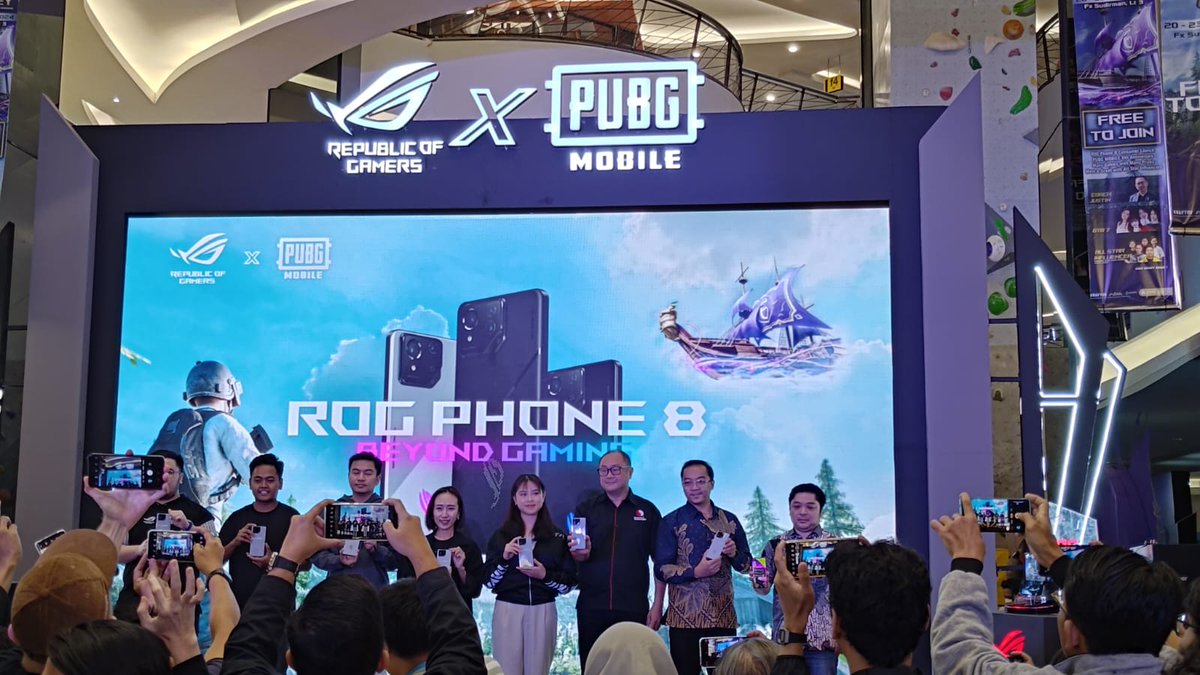 SSuhermina's tweet photo. Mumpung puasa doa banyak-banyak biar bisa beli #ROGPhone8ID Beyond Gaming  @ASUS_ROG_ID seru banget liat launchingnya barusan! https://t.co/CyJnrcy8jK