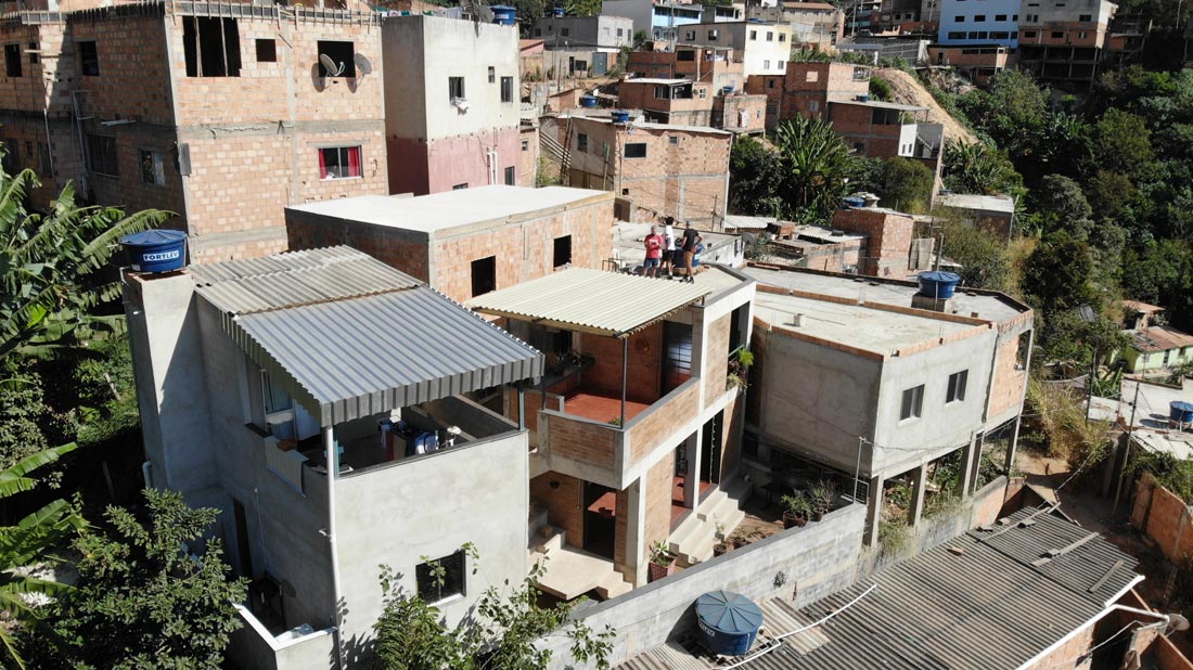The design represents a constructive model that uses common materials in the slums with a careful implementation and attention to lighting and ventilation, resulting in great spatial quality.
by Coletivo LEVANTE.
urbannext.net/casa-no-pomar-…

#masonry #environment #innovation #design