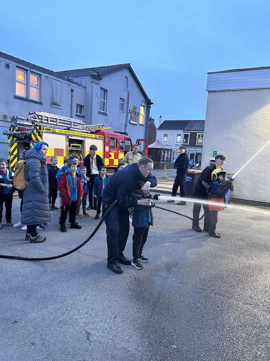 🫶 A superb visit from Freckleton Beavers last night. 🚒 They had a tour of the Fire engine and had the chance to sit inside, then outside to the yard for some water fun! 👩‍🚒 FF Craig led an important Fire safety talk and we invested a new beaver FF Connor. #Lytham #Freckleton