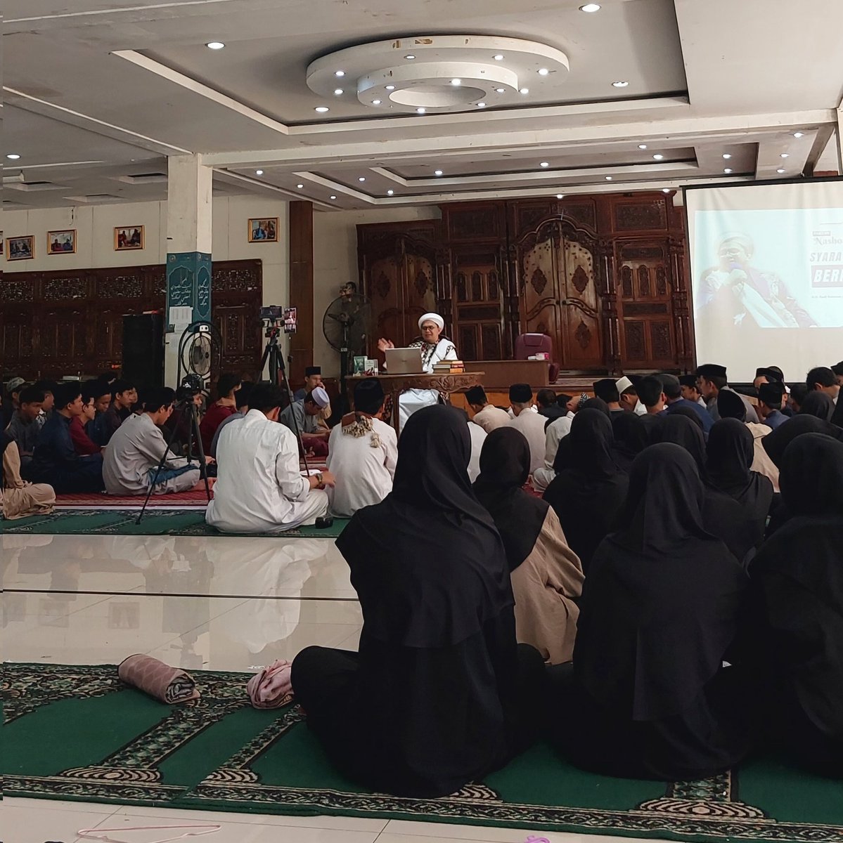 Jadilah loveable person...
Karena orang-orang yang hadir di kehidupan kamu ialah cerminan darimu
Abah Jagat - 20 Maret 2024.