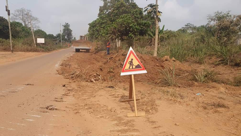 TheCameroonianZ's tweet image. Aménagement de la voie de #contournement de la sortie nord de Yaoundé : 

*l’entreprise démarre les travaux.