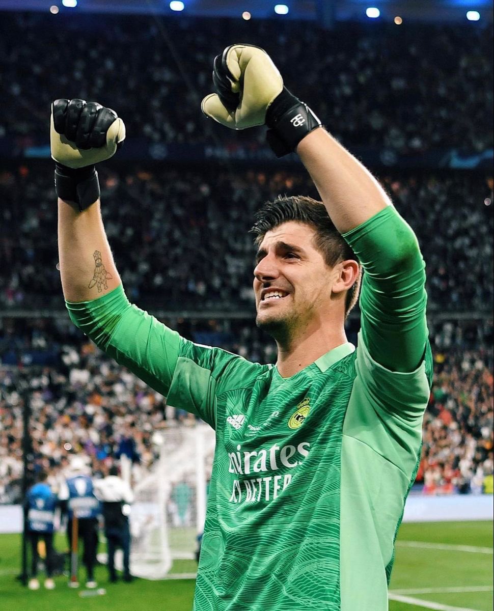 🚨⚪️ Real Madrid official statement: “Thibaut Courtois underwent successful surgery today for a tear in the internal meniscus of his right knee”. “Courtois will begin his recovery process in the coming days”.