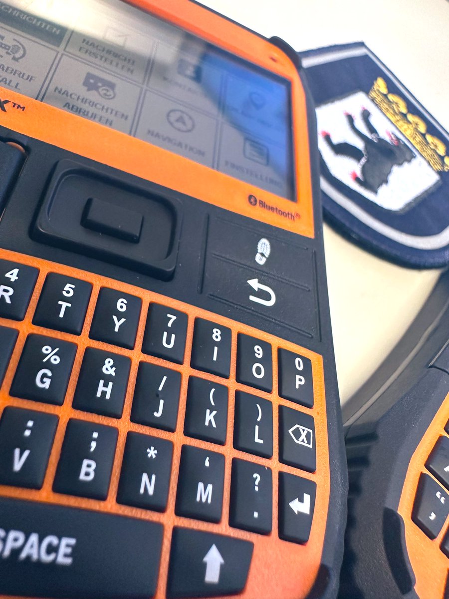 DerKaterX's tweet photo. followUp - #2Wege #Satelliten #Messenger - morgen ist mein #Feldtest für die #Notfallkommunikation der #Notfallinformationspunkte. Die Hardware ist eingetroffen und #ready.
Eine lobenswerte #Spezialfunktion ist der #Notruf. Kommt es an einer #Anlaufstelle zu dem Bedarf medizinischer #Hilfe reicht ein #Knopfdruck und wir im #Stab sehen sofort den #Notruf auf einer Karte.
Das System bietet wochenlange Redundanz im BlackOutfall.
#Gruppenruf an alle #Notfalltreffpunkte und #Notfallinformationspunkte ermöglicht so eine synchrone schnelle #Aktualisierung der #Lagemeldung.
Ich berichte morgen…
#innovation #Katastrophenschutz #sicherheit #bevölkerungsschutz #berlin #notkomm #satkom