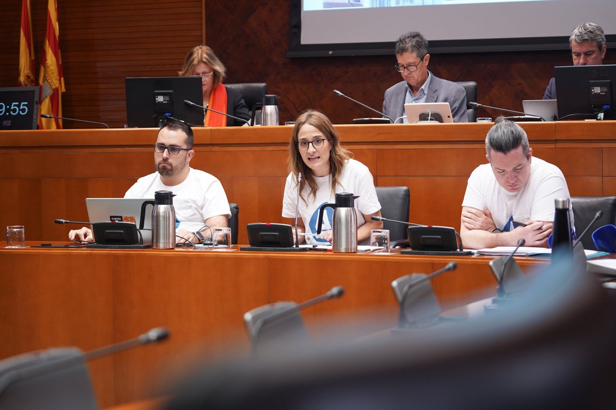 cortes_aragon's tweet photo. Representantes del @AmpaNavales denuncian que los alumnos "no han tenido un cole digno en toda su etapa educativa" y exigen "compromiso, que se reinicien las obras y que se liciten las aulas prefabricadas para que lleguen a tiempo".

🗣️#ComparecenciasCiudadanas https://t.co/ZF4QY5FSpb