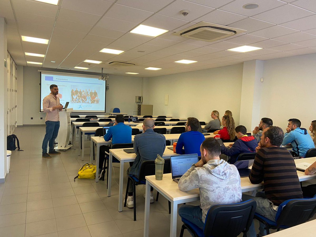 MoveSchool2024's tweet photo. En el día de ayer, @Dsanchezoliva tuvo la oportunidad de compartir nuestros proyectos con l@s compañer@s del grupo @profithugr 
Un placer compartir nuestros proyectos con referentes en la temática.
Gracias @estebancornejoi  por la invitación. https://t.co/3CyrqYH7yC