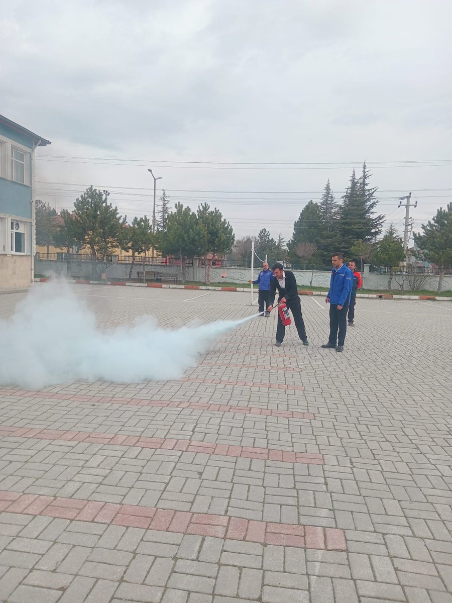 İlimiz Sinanpaşa ilçesi 27 Ağustos Ortaokulu'nda Afet Farkındalık Eğitimi verildi. #deprem, tahliye ve yangın tatbikatı yapıldı.