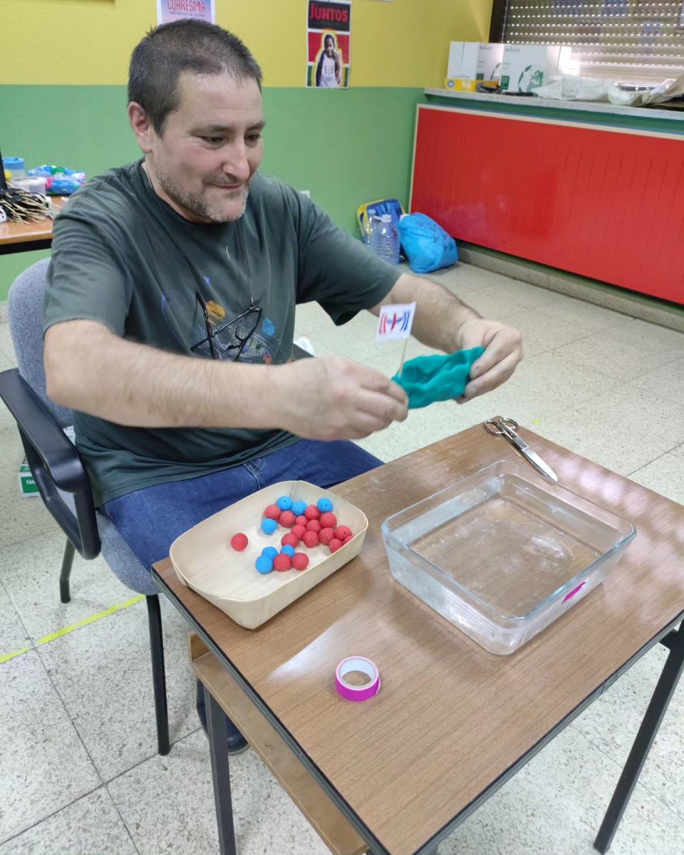 Los alumnos de infantil comienzan la mañana del miércoles con experimentos para continuar con nuestra semana cultural, gracias José Manuel por tu paciencia y disposición. #somosfest #fest #infantil #semanacultural #experimentos #ciencia #colegiotrinitarios #trinitariossalamanca