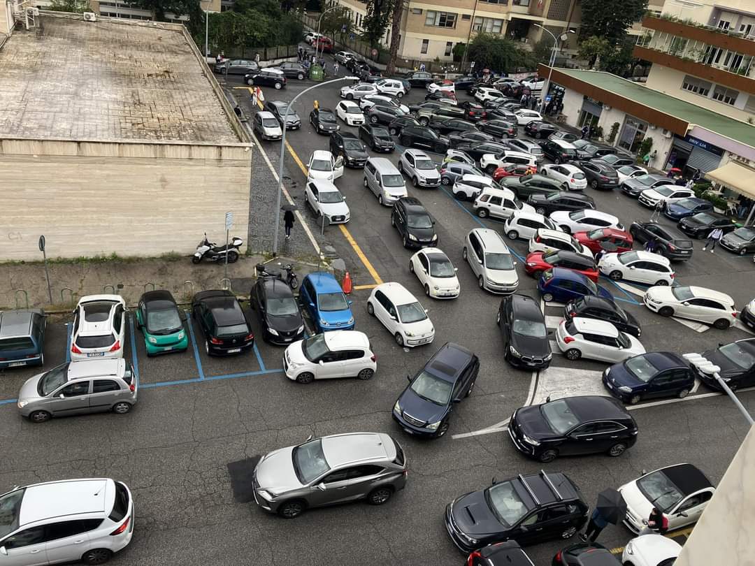 Questi maledetti monopattini sono sempre tra i piedi e chi va in bici non rispetta il CDS (Cit.). #Roma #CodiceDellaStrada @PLRCparodyTM @Antincivili @battaglia_persa