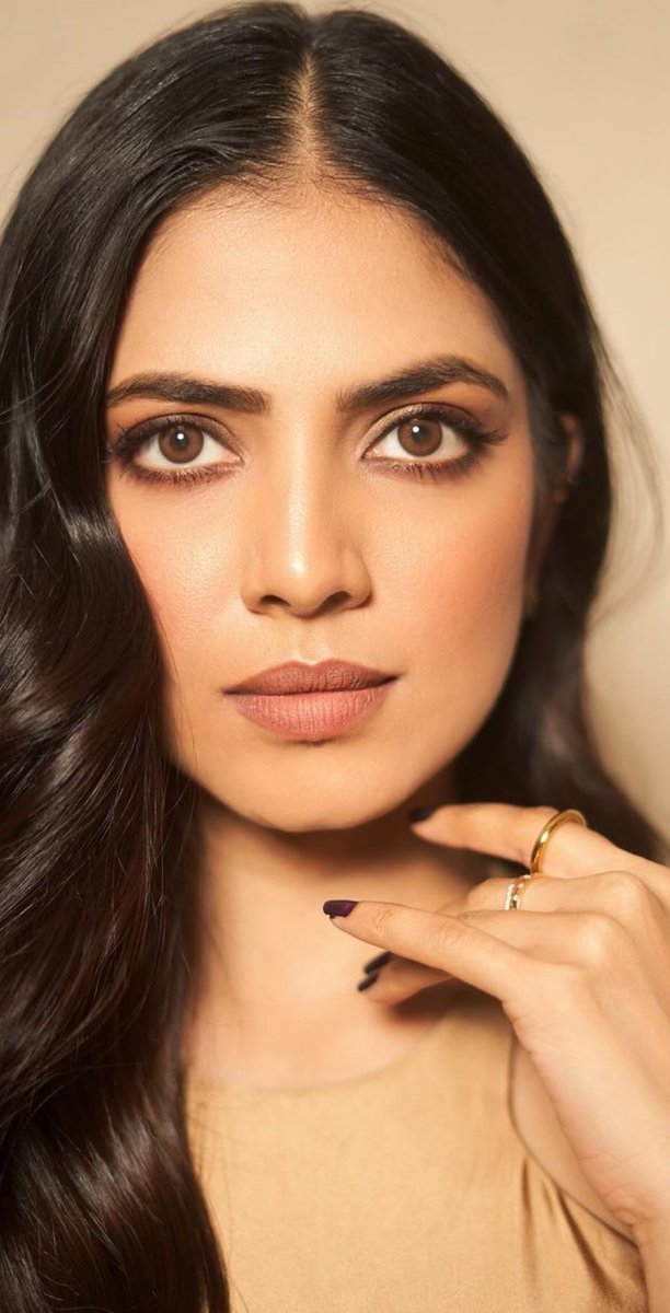 im seeing the whole universe in your eyes malavika mohanan 👀🤩 

 #MalavikaMohanan #yudhra