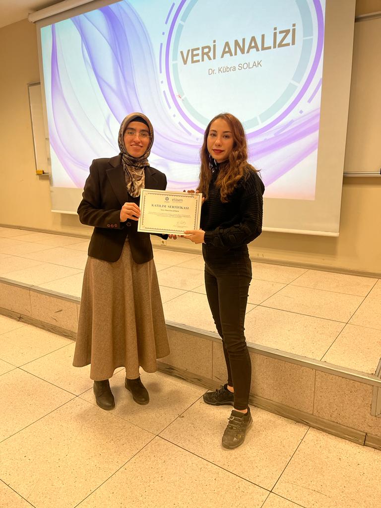 Merkezimiz tarafından 18 Mart 2024 tarihinde "1.Akademik Veri Analizi ve Kursu" gerçekleştirilmiştir.8 saatlik teorik ve uygulamalı eğitimin ardından,kursiyerlere katılım sertifikaları takdim edilmiştir.