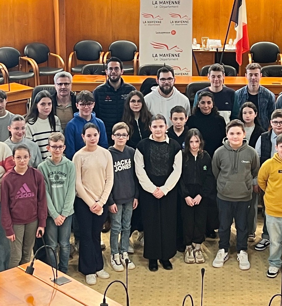 lamayenne's tweet photo. [#Enseignement] 🏫 La 4e édition du Conseil départemental de la vie collégienne vient de débuter à l'Hôtel du Département. 1️⃣1️⃣ #collèges sont engagés dans cette belle initiative ! https://t.co/lDpeaq6cF8

___
#CDVC #Mayenne #Jeunesse https://t.co/JG2krIWu1P