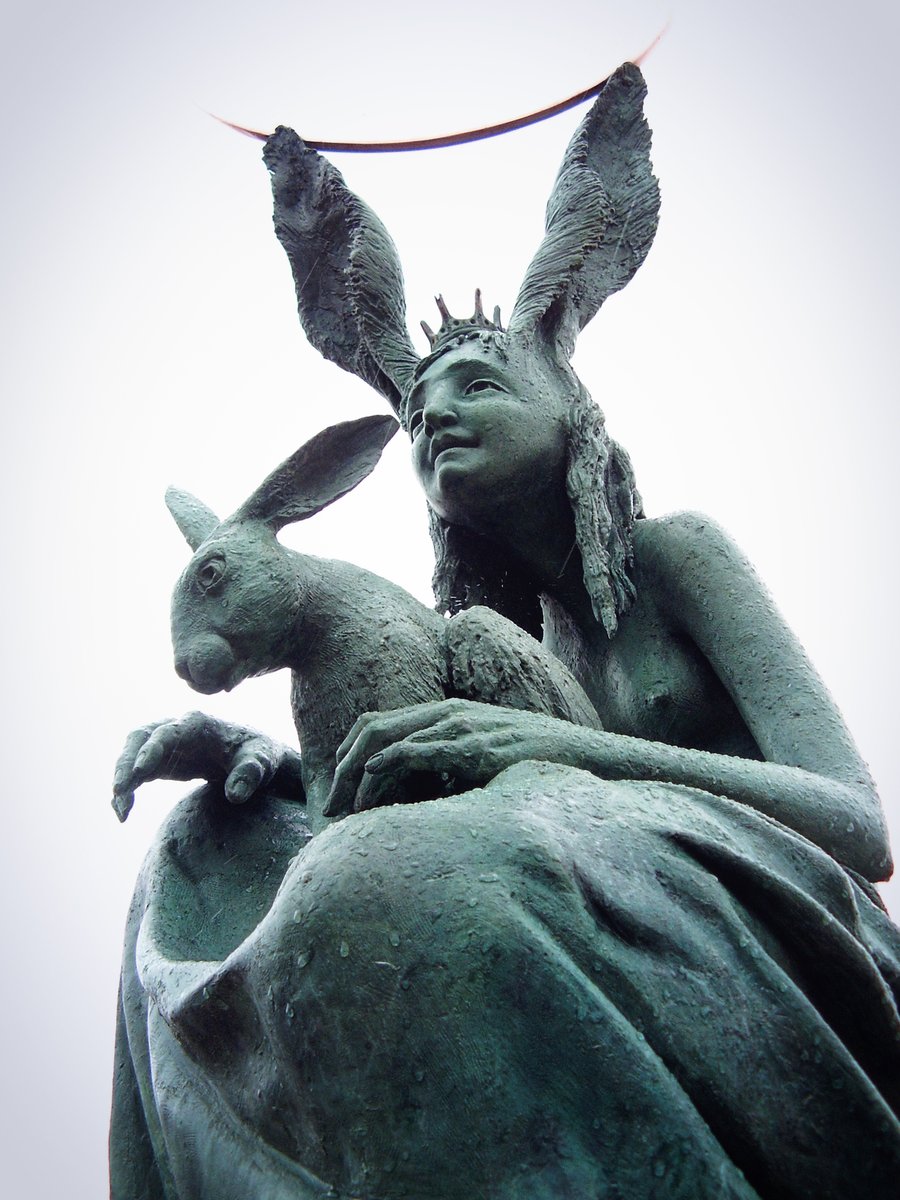 Fidelma Massey, 'The Hare Queen'
fidelmamassey.com/the-hare-queen #SpringEquinox