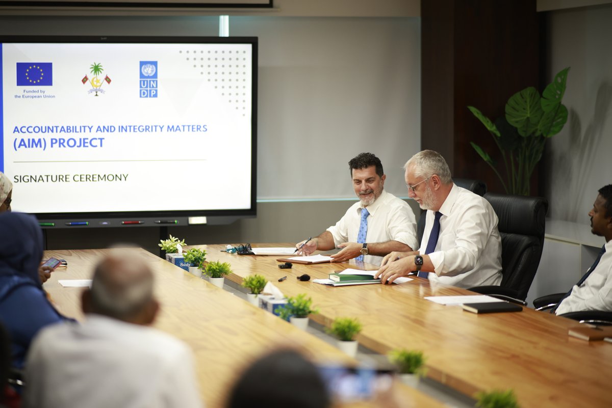 Partnership agreement between @UNDPMaldives & @europeanunion is for the 4-year ‘Accountability and Integrity Matters – AIM Project’ in Maldives fully funded by the #EU 🇪🇺, to support 🇲🇻 in developing the justice system & strengthen anti-corruption efforts.