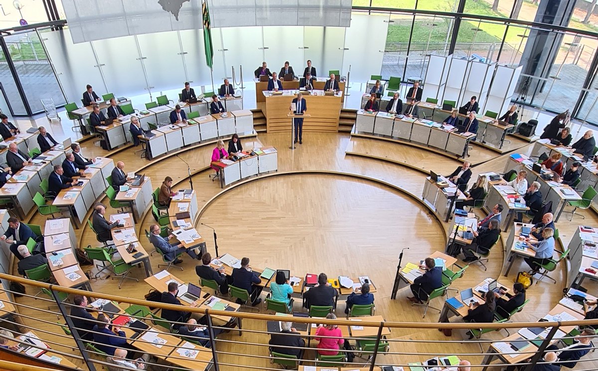 Jetzt im Landtag: Rede des Innenministers zur Selbstverwaltung der Städte & Gemeinden sowie Debatten über selbstbestimmte Geburt sowie Lohn- und Rentenpolitik. Danach folgt Beratung eines Gesetzentwurfs zur  Verfassungstreue im öffentl. Dienst. Livestream: landtag.sachsen.de/livestream