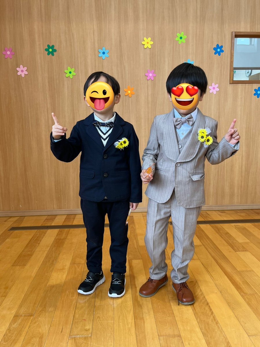 monyanya_BESTY's tweet image. 息子BESTYの卒園式でしたー！！
同じくBESTYの仲良しお友達とSOポーズ☝️

謝恩会ではこのBESTYふた家族のリクエストBGMで、#ByeGoodBye 、#SmileAgain 、 #Glorias  が流れましたぁ😘♫ イントロ流れた瞬間爆沸きの母たち😂🙌

朝から風も強く猛吹雪の中でしたが素敵な卒園式と謝恩会でした🤗