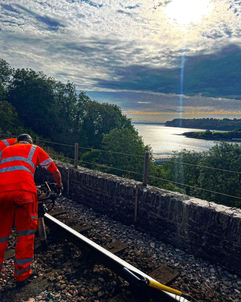 We cannot think of a better location to carry out track maintenance! 🔧 That view is just stunning. ☀️🌊

View from Broadsands viaduct!

#dartmouthsteamrailway #dartmouthriverboats #riverdart #southwest