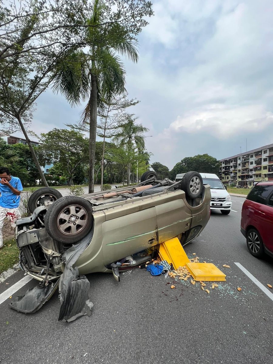 theShahklang's tweet photo. Baru je jadi tadi kt seksyen 18 ni. Kesian abang ni kuih meniaga dia.

Semoga dimurahkan rezeki abg ni sebanyak2nya. https://t.co/z1P9EOwPLR