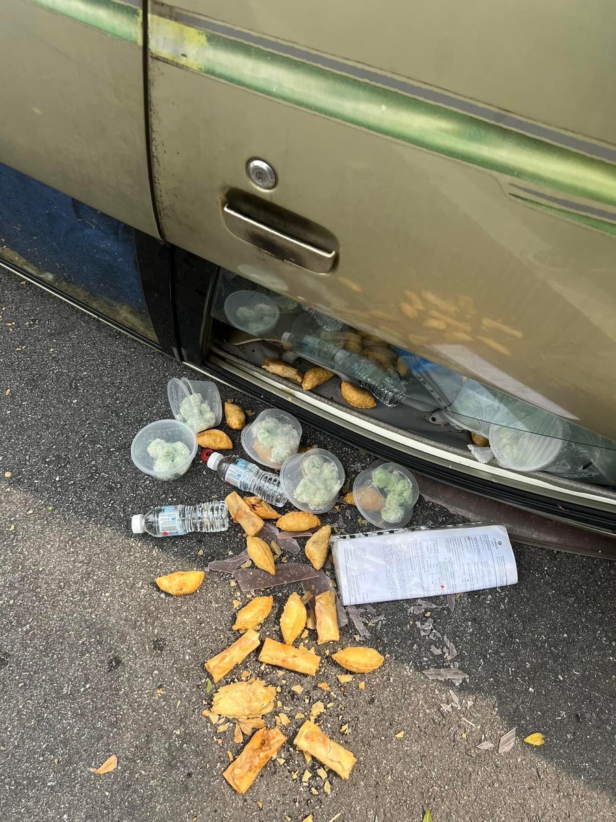 theShahklang's tweet photo. Baru je jadi tadi kt seksyen 18 ni. Kesian abang ni kuih meniaga dia.

Semoga dimurahkan rezeki abg ni sebanyak2nya. https://t.co/z1P9EOwPLR
