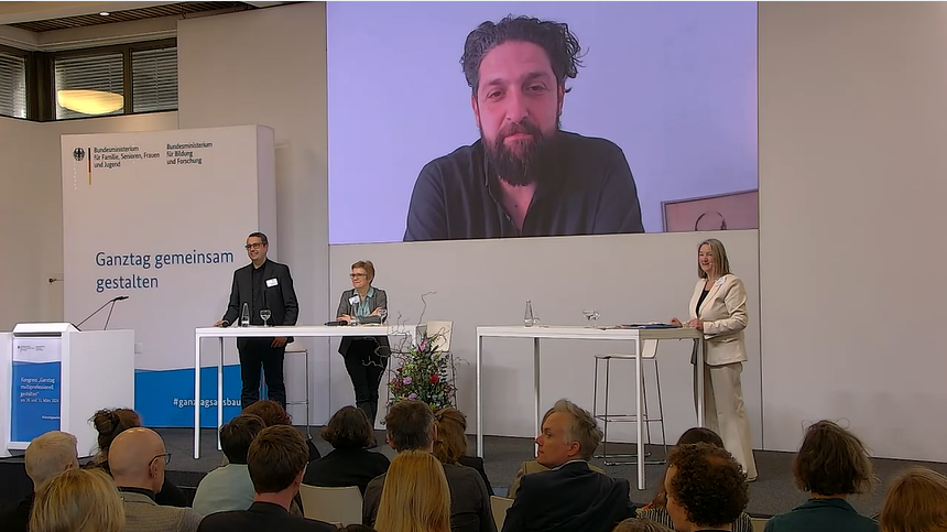 Nachdem @AladinMafaalani in der Keynote zum #Ganztagskongress insbesondere die großen Herausforderungen für den schulischen #Ganztag als zentraler Lebensraum der Kinder und Jugendlichen skizziert hat, kommentiert Prof. Dr. Sybille Stöbe-Blossey @BEST_IAQ.