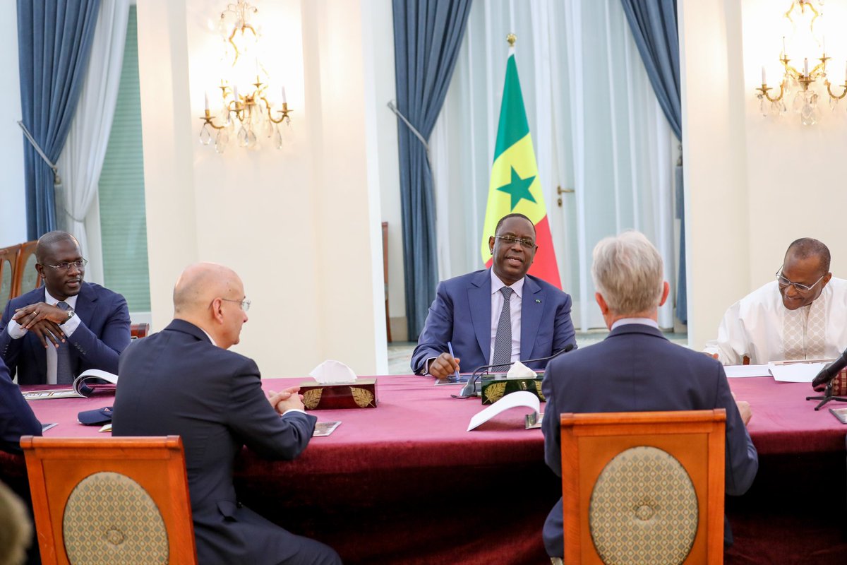 PR_Senegal's tweet photo. En audience avec S.E @Macky_Sall, les responsables de la SETER et de la SENTER ont partagé les performances du #TER : 43 millions de voyageurs, une ponctualité de 98%, 980 salariés (dont 40% de femmes), annonçant des perspectives de développement prometteuses pour la 2e phase. https://t.co/BosSyBFicC