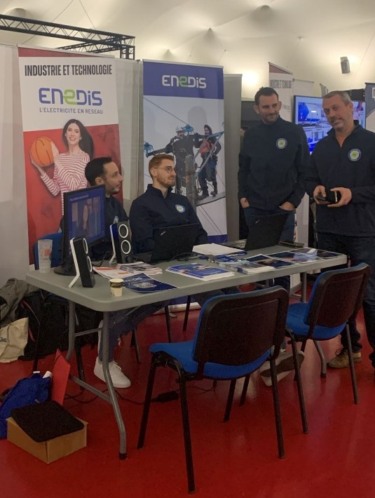 Enedis_AuRA's tweet photo. Vous recherchez un #job ?🔎
C'est par ici que ça se passe aujourd'hui 👉 venez rencontrer la team @enedis au Market de l'#Emploi de la @JLBourgBasket 🏀 à Ekinox @Bourg_en_Bresse
Découvrez les métiers des réseaux électriques ⚡️ et nos offres d'emplois disponibles dès maintenant ! https://t.co/yBXXmp7i1r