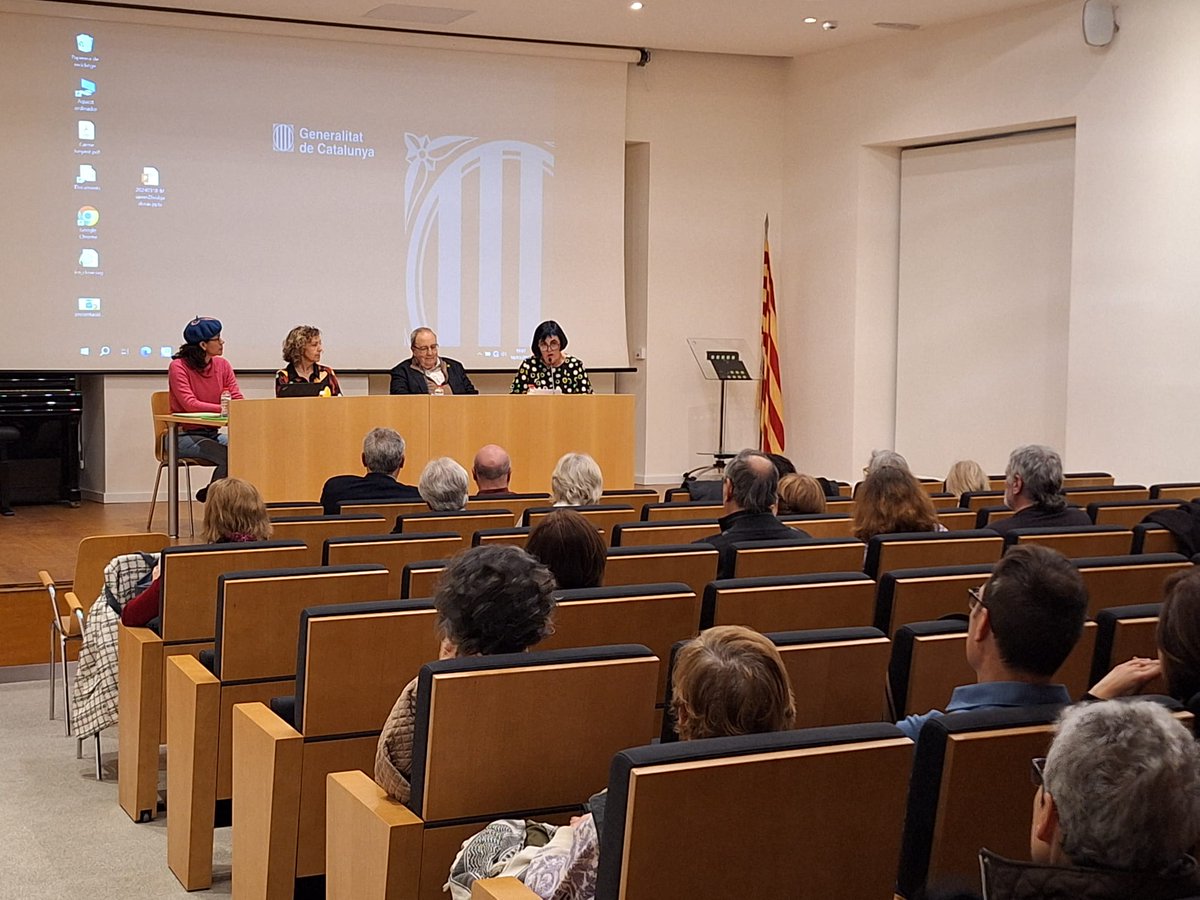 👩‍🔬 El passat dilluns vam gaudir de la presentació de '100 investigadores catalanes' de l'escriptor i divulgador artístic @Antoni_Gelonch que acompanyat de la doctora en química i professora Eva Pocurull i Lydia Gil, documentalista de l'ICAC vam xerrar sobre 'Dones i ciència'. 📚