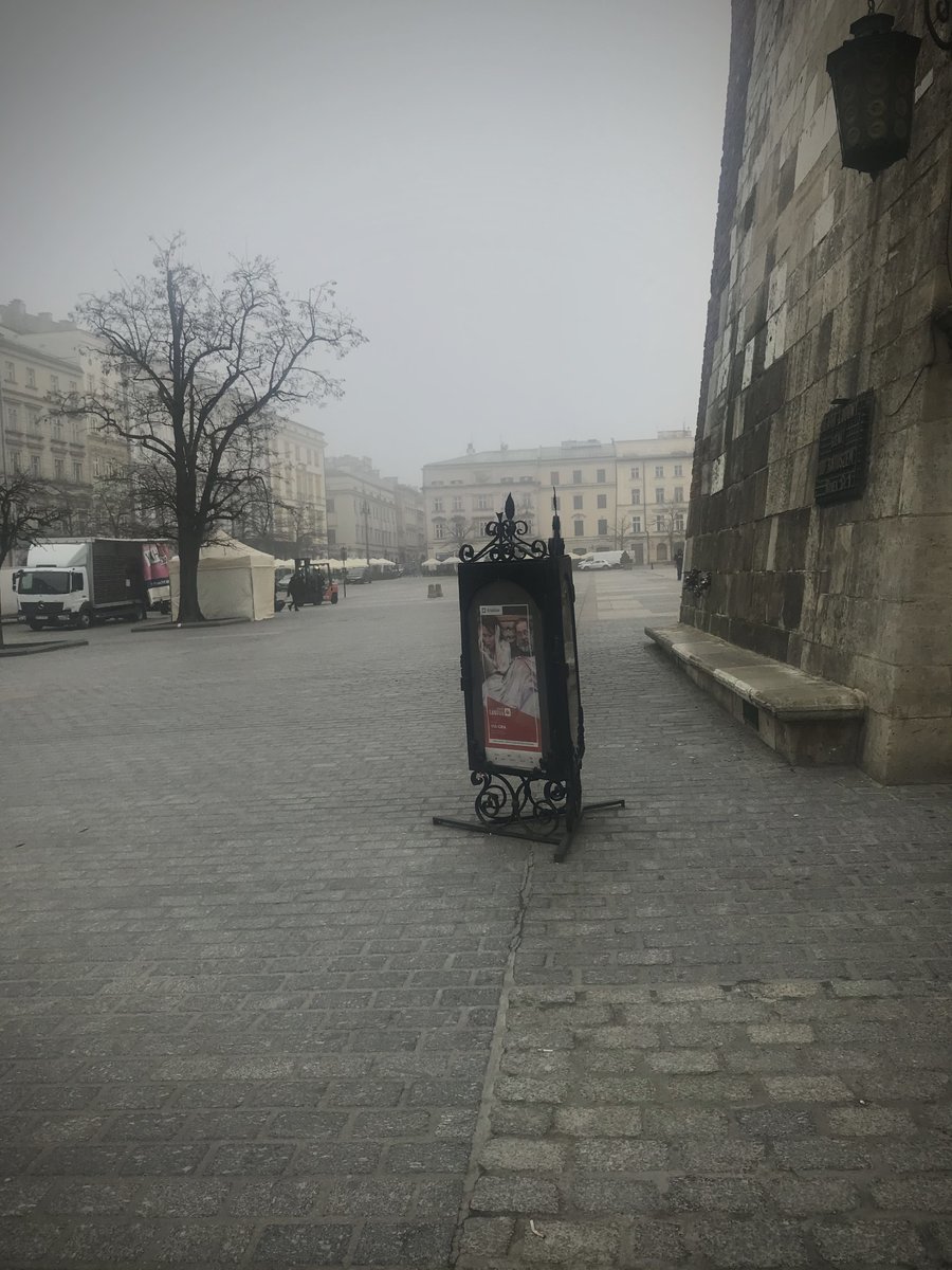 Kraków we mgle Czasem mgła wyjdzie na wieżę Szalem swym jasnym otuli ściany Malarz z niej przedni, mówiąc szczerze - świat bielą malowany #Kraków #Poland #Fog