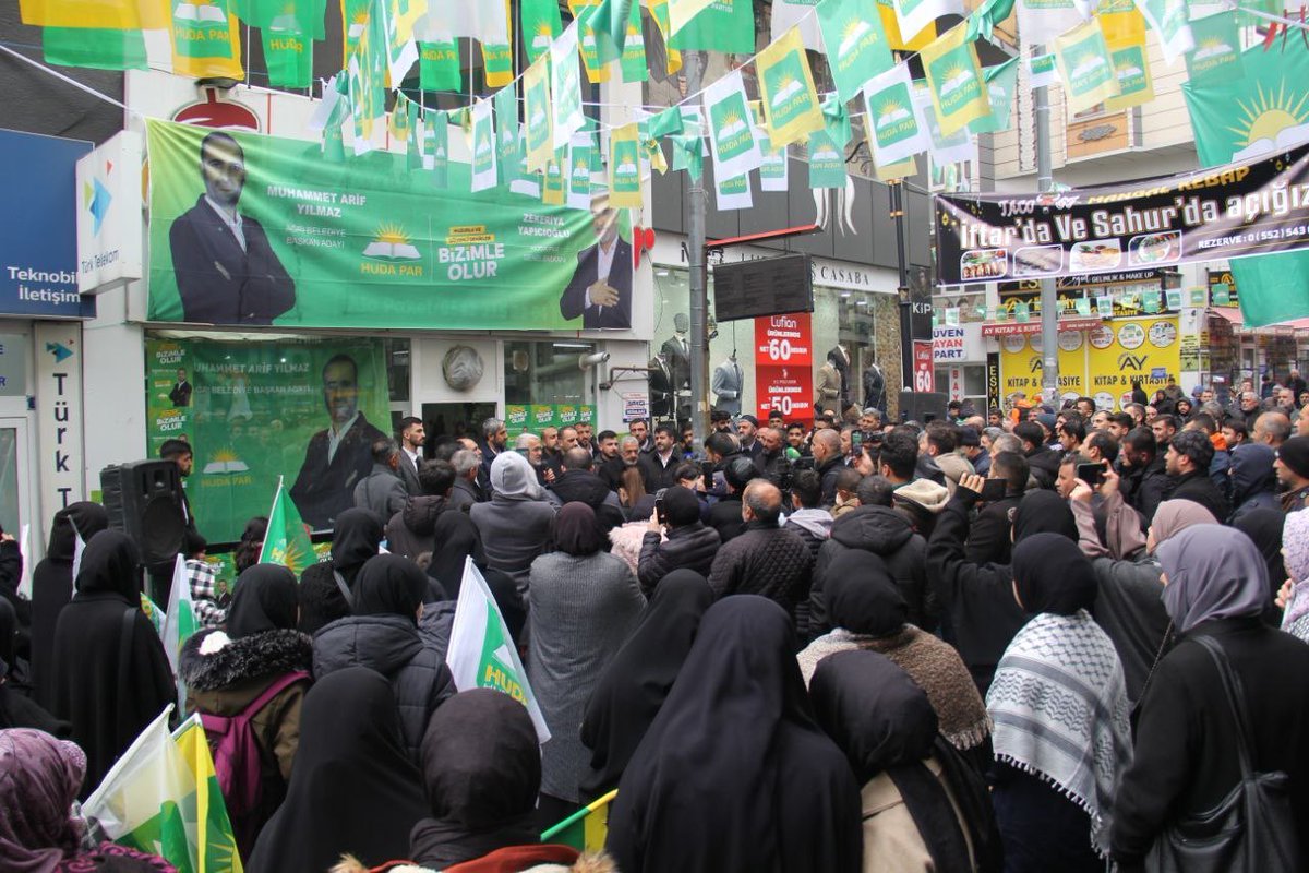 Ağrı'da esnafımızı ziyaret ettik. Seçim büromuzun önünde toplanan Ağrı'lı kardeşlerimize buluştuk. Soğuk ve yağışlı havaya rağmen buluşma miting havasında geçti. Teşekkürler Ağrı