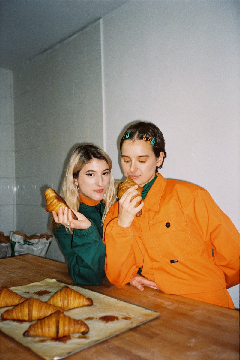 Hidden Track Records (@hiddentrackbcn) on Twitter photo ✨🥐🧑🏻🍳 Hi ha alguna cosa més màgica que dues amigues fent música juntes? La <a href="/carlotaflaneur/">Carlota Flâneur</a> i <a href="/_martaknight/">marta knight</a> han estat aquests mesos creant 'Relate', produïda per <a href="/nuriagraham/">Núria Graham</a> i Jordi Casadesus 🧡 what a dream team.
El podreu escoltar el 5 d'abril!
📷 Núria Gascón
<a href="/pertigamusic/">Pértiga Music</a> ✨🥐🧑🏻🍳 Hi ha alguna cosa més màgica que dues amigues fent música juntes? La <a href="/carlotaflaneur/">Carlota Flâneur</a> i <a href="/_martaknight/">marta knight</a> han estat aquests mesos creant 'Relate', produïda per <a href="/nuriagraham/">Núria Graham</a> i Jordi Casadesus 🧡 what a dream team.
El podreu escoltar el 5 d'abril!
📷 Núria Gascón
<a href="/pertigamusic/">Pértiga Music</a>