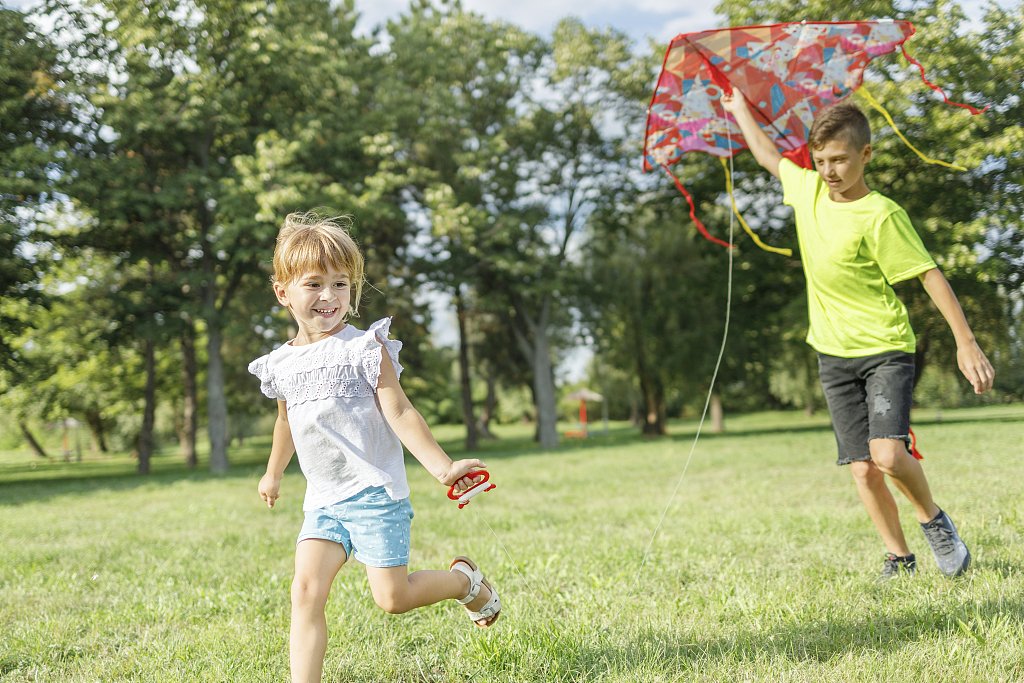 The #SpringEquinox🌿, the 4th #solarterm of the year, arrives today. Is there a better time than now to let your kite🪁 dance in the warm spring breezes? Check out this guide (bit.ly/49Re6eS) to find parks for some kite-flying fun in #Shanghai! #ShanghaiTrip #InShanghai