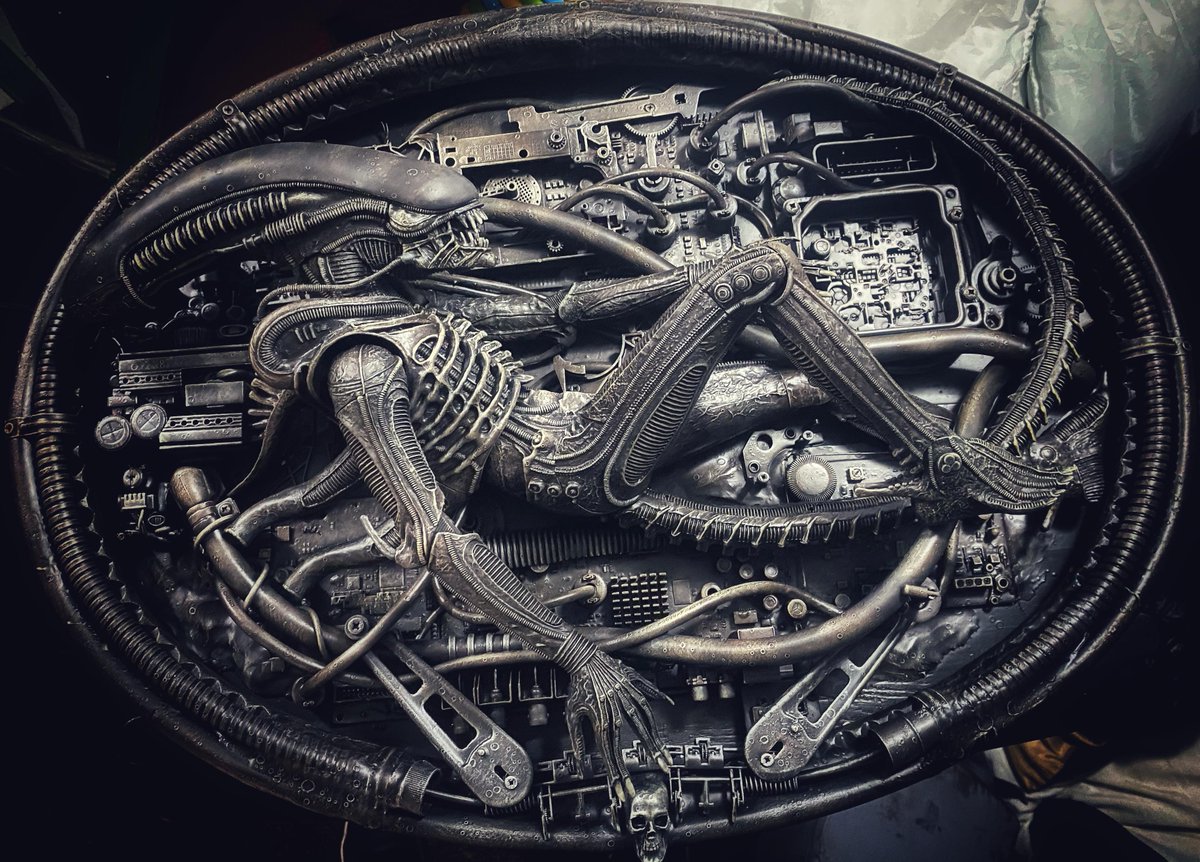 This fantastic piece is a tribute to H.R Giger's Necronom IV. Created by Simo_666, this gorgeous work of art was made from recycled items including an antiquemirror, pathe cine projector, washing machine, printer, motherboards & shower parts. #Alien #AlienRomulus #Xenomorph