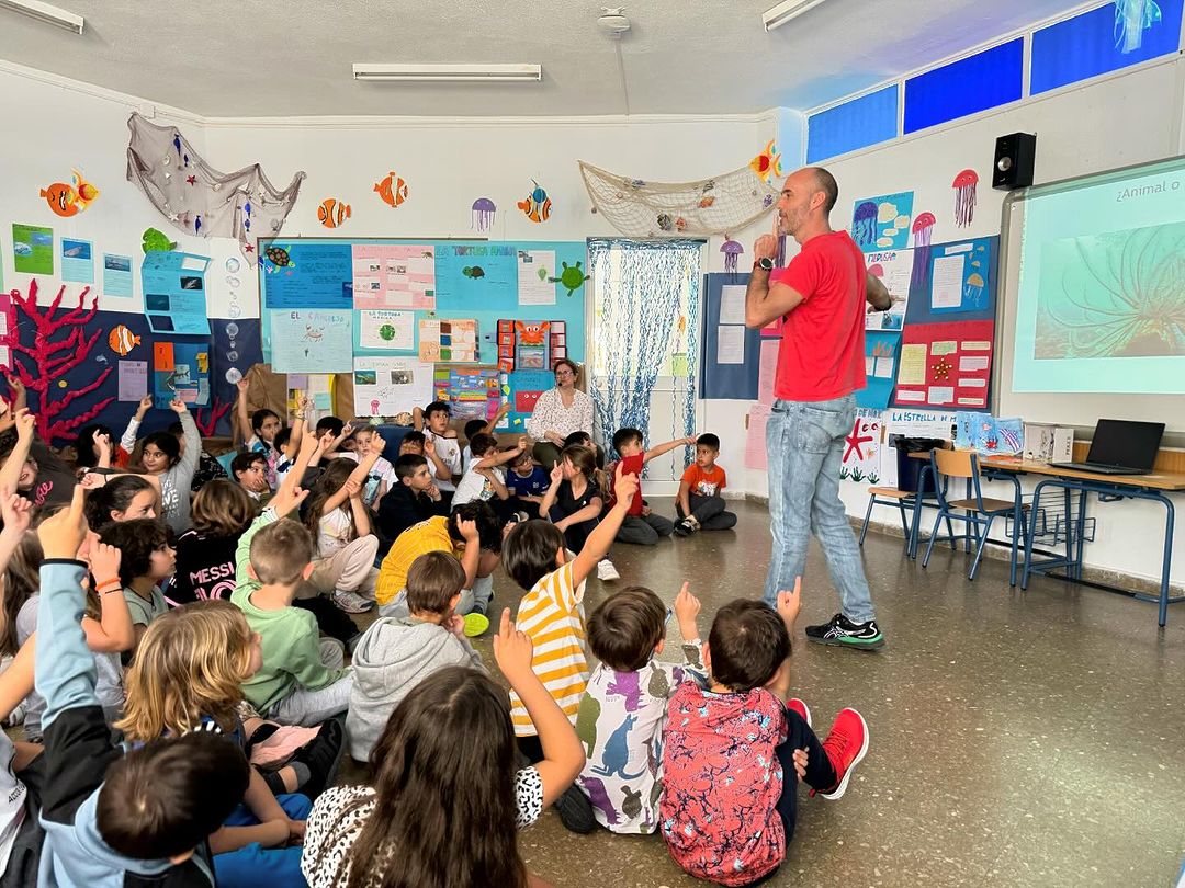 IEO Cádiz (@ieo_cadiz) on Twitter photo Seguimos llevando la ciencia a las aulas. Nuestro compañero <a href="/VinuesaAlfredo/">Alfredo García de Vinuesa</a> compartió ayer en el CEIP José Luis Poullet de #ElPuerto un rato muy divertido y didáctico acercando a niños y niñas la oceanografía y explicando la importancia de cuidar nuestro entorno natural.
🌊#IEO Seguimos llevando la ciencia a las aulas. Nuestro compañero <a href="/VinuesaAlfredo/">Alfredo García de Vinuesa</a> compartió ayer en el CEIP José Luis Poullet de #ElPuerto un rato muy divertido y didáctico acercando a niños y niñas la oceanografía y explicando la importancia de cuidar nuestro entorno natural.
🌊#IEO