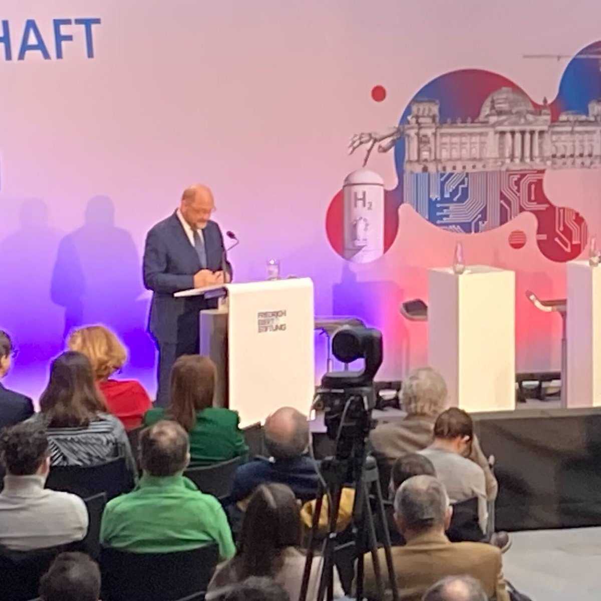 Bei der Eröffnung des Tags der progressiven Wirtschaftspolitik #tpw24 unterstreicht der FES-Vorsitzende @MartinSchulz die Rolle der Universitäten & fordert mehr staatliche #Investitionen. #U15 ist dabei & diskutiert mit! @FESonline