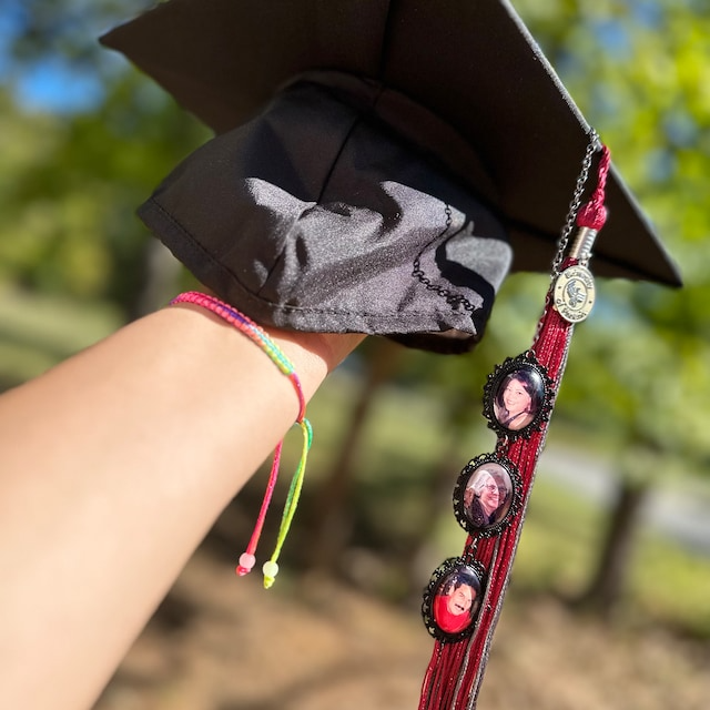 GradWishStore's tweet photo. Having my dearest people to witness the moment I walk across the podium is my big dream. These tassels make it come true. #gradwish #nomoreboringgraduation #classof2024 #masterit #graduationtassel #graduationgift 😍😊🧔♂️👵👳👳♂️ https://t.co/lehwgmOFK7